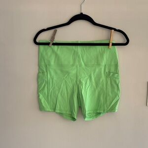 Athleta Salutation Stash Short 5”